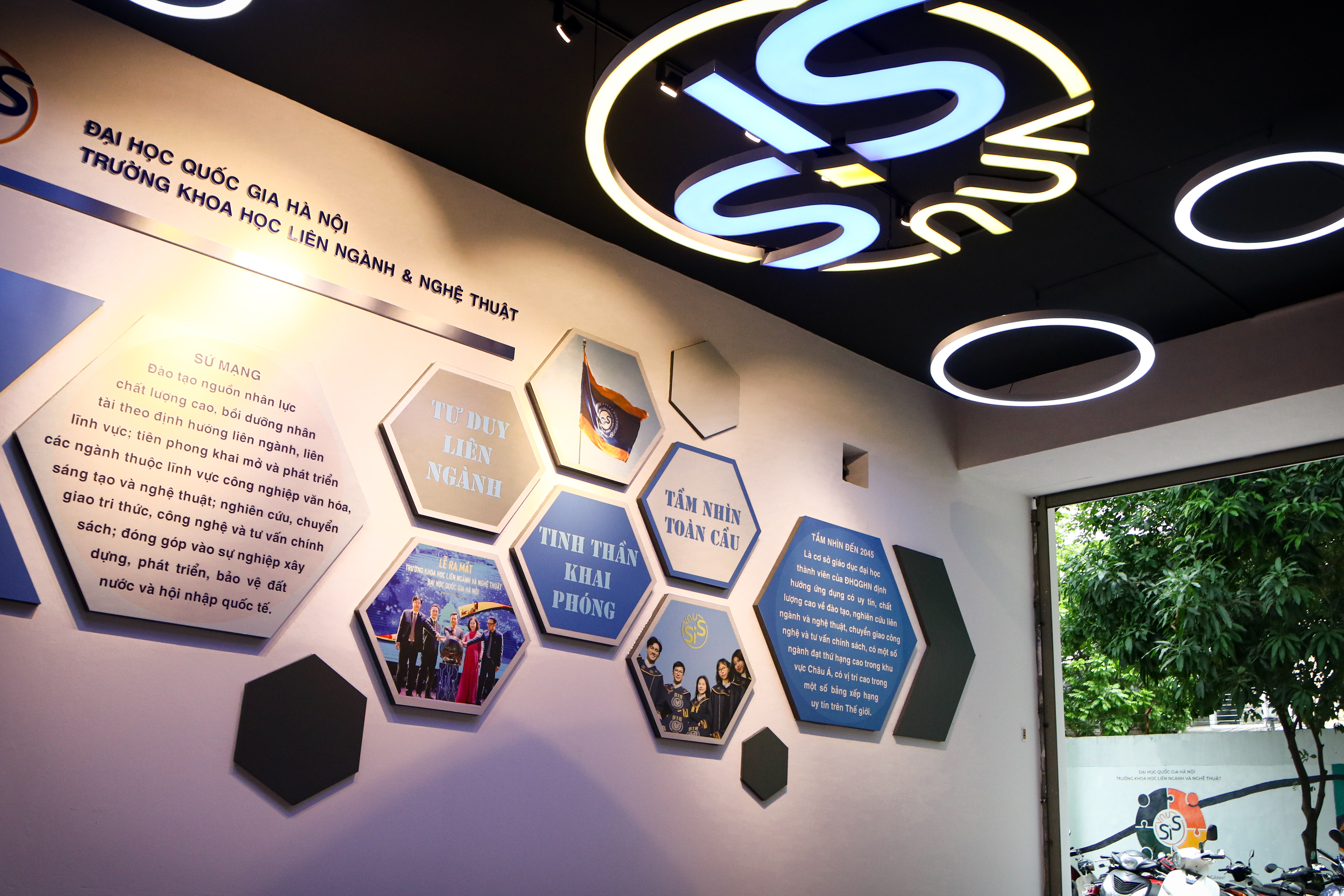 Giảng đường Mỹ Đình dành cho khối ngành Quản trị, cùng với sự đồng hành của các phòng chức năng: Phòng ĐT&CTSV; Phòng KT&BĐCLGD, các văn phòng Khoa: Khoa CNVH&DS; Khoa QT&KTST; Văn Phòng Đoàn